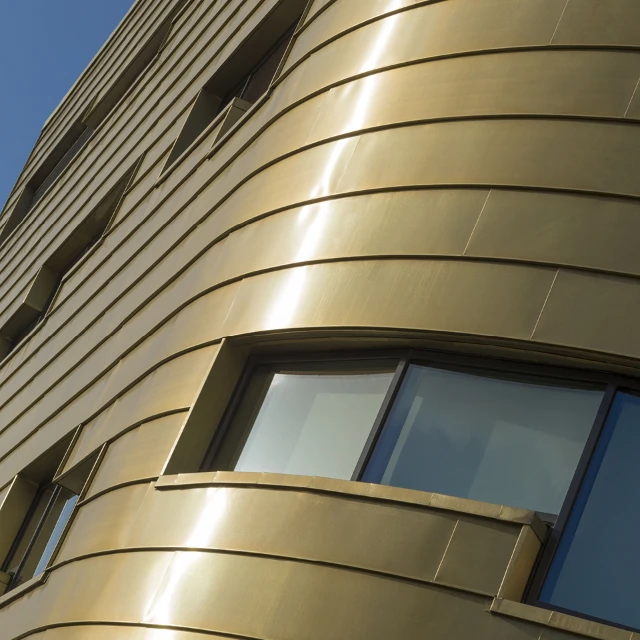 middlesbrough_curve_building_copper_wall_with_windows_and_curvature